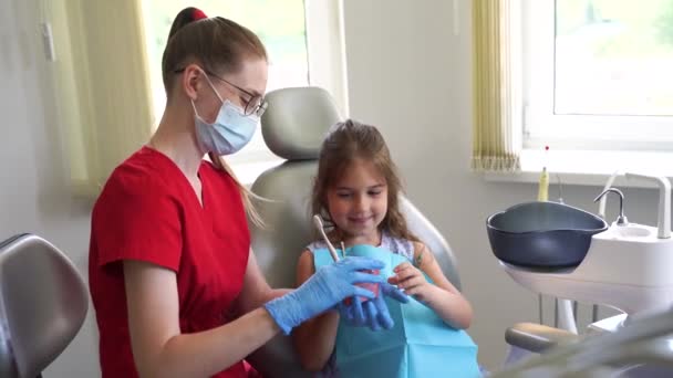 Pediatric Dentist Teaching Oral Hygiene Lesson Kids Dentistry Video Dentist — 图库视频影像