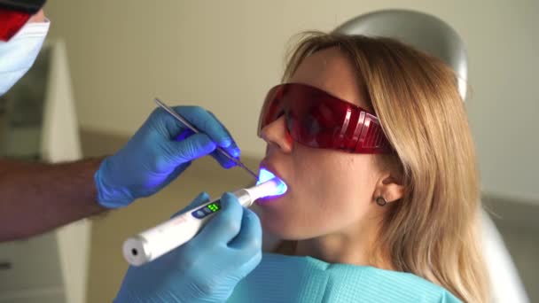 Dentist Red Protective Glasses Treats Removes Caries Woman Patient Video — Vídeo de Stock