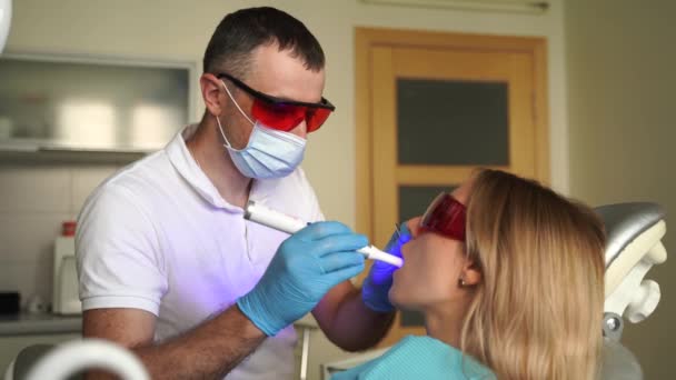 Oświetlenie Fotopolimerowej Procedury Napełniania Zębów Stomatologii Nagranie Dentysta Dziecięcy Czerwonych — Wideo stockowe