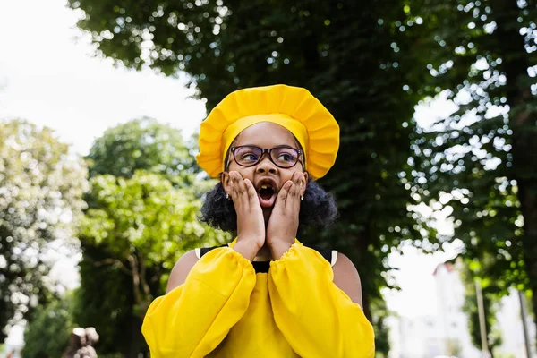 Shocked Black African Child Cook Girl Chefs Hat Yellow Apron — Foto de Stock