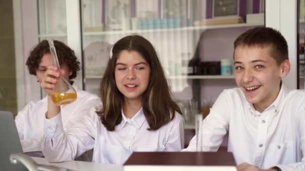 Školní Vzdělání Video Veselí Spolužáci Hodině Chemie Drží Láhve Tekutinou — Stock video