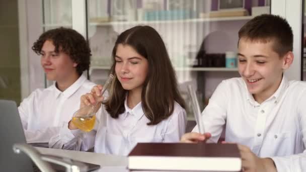 Pupils Holding Flasks Liquid Experiments Laboratory Smiling Education Concept Video — Αρχείο Βίντεο