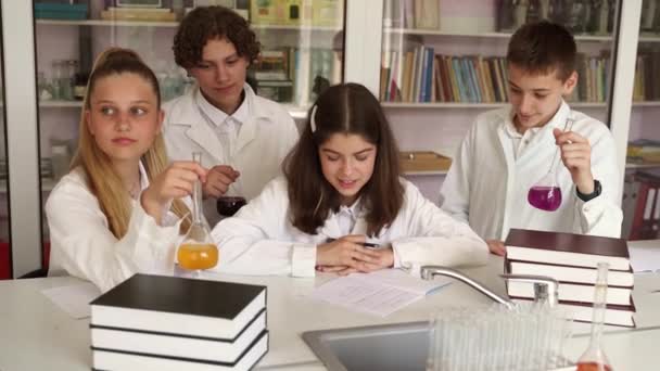 Diskuse Učitelem Hodině Chemie Laboratoři Skupina Spolužáků Diskutuje Škole Experimentech — Stock video