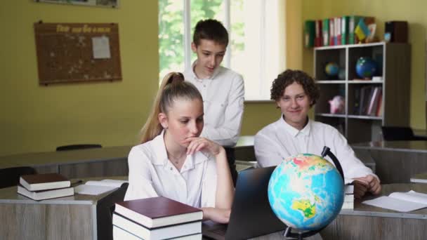 Children School Geography Lesson Globe Study Online Laptop Discuss Different — Wideo stockowe