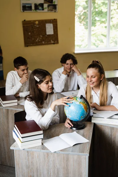 Children Geography Lesson Look Globe Discuss Different Countries Education Concept —  Fotos de Stock