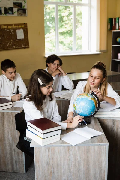 Children Geography Lesson Look Globe Discuss Different Countries Education Concept —  Fotos de Stock