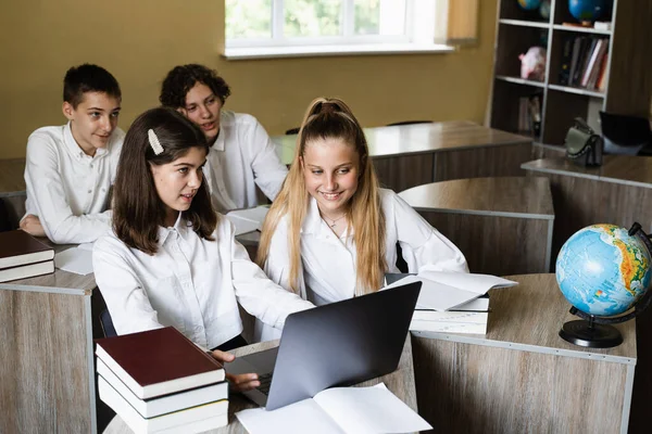 Back School Children Study Online Laptop Communicating Classmates Online Geography — Stockfoto