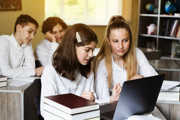 Back School Children Study Online Laptop Communicating Classmates Online Geography — ストック写真