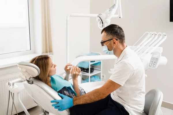 Dentist Consult Woman Using Removable Clear Braces Aligner Orthodontic Silicone — Zdjęcie stockowe