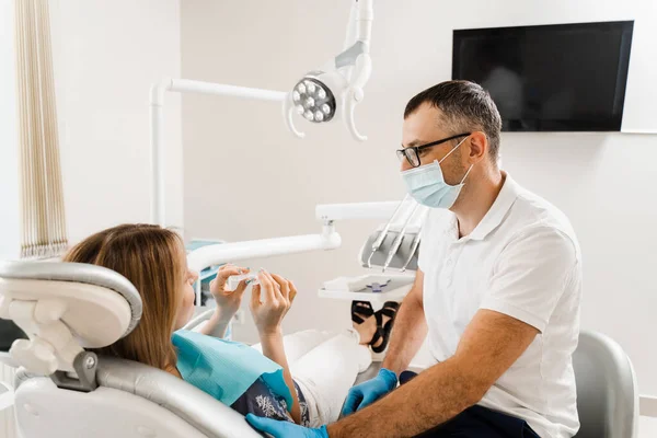 Dentist Consult Woman Using Removable Clear Braces Aligner Orthodontic Silicone — Zdjęcie stockowe