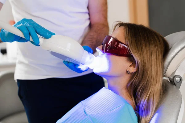 Artificial Teeth Whitening Dental Ultraviolet Whitening Treatment Light Fluoride Laser — стоковое фото