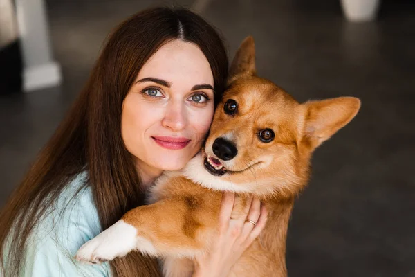 Girl Corgi Dog Home Close Portrait Young Woman Smile Hug — 图库照片