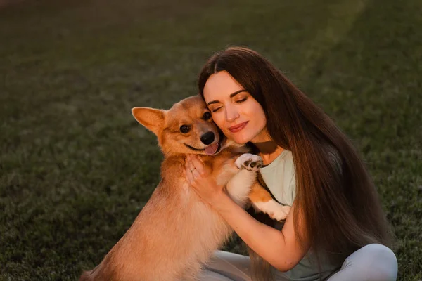 Welsh Corgi Pembroke Dog Kiss His Girl Owner Grass Lifestyle — стоковое фото