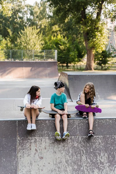 Children Friends Company Skateboard Penny Boards Skate Board Park Extreme — Fotografia de Stock