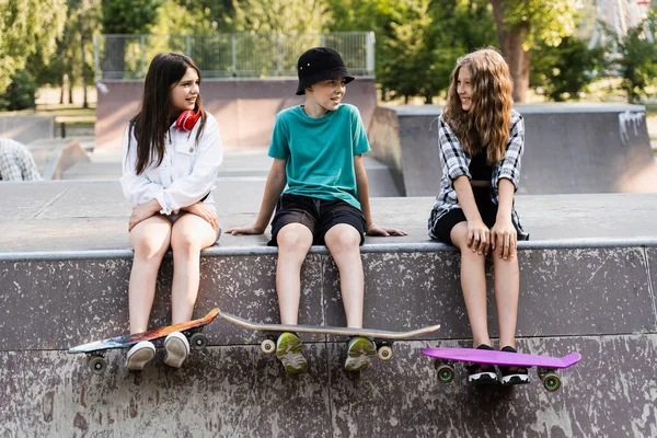 Kids Friends Skateboard Penny Boards Posing Sport Ramp Skate Board — Stockfoto