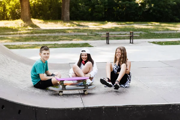 Children Skateboard Penny Boards Communicate Discuss Sports Playground Children Friendship —  Fotos de Stock