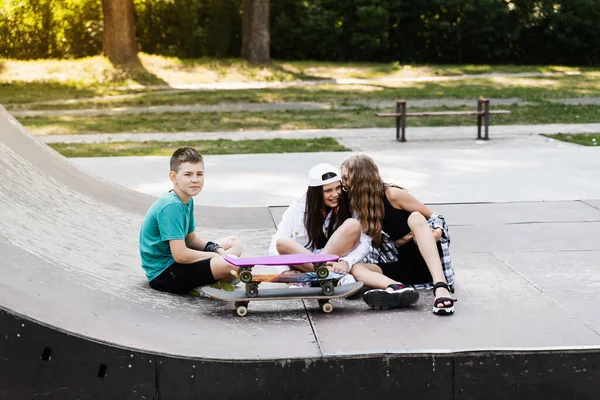 Children Skateboard Penny Boards Communicate Discuss Sports Playground Children Friendship — Stockfoto