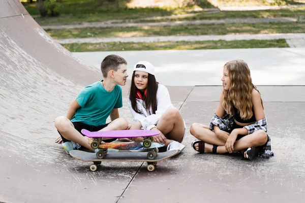 Children Skateboard Penny Boards Communicate Discuss Sports Playground Children Friendship — Fotografia de Stock