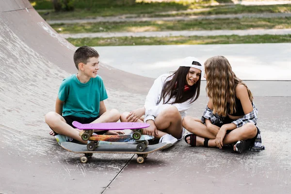 Children Skateboard Penny Boards Communicate Discuss Sports Playground Children Friendship — Stok fotoğraf