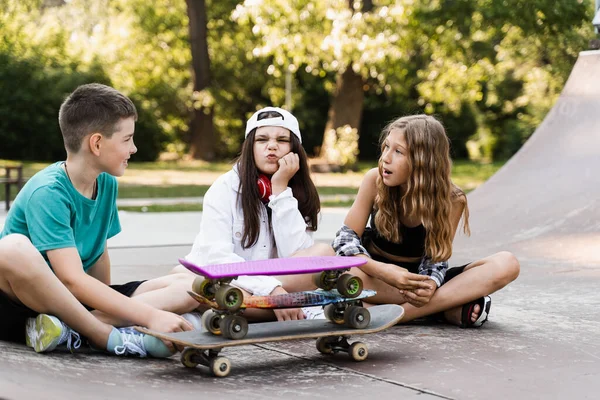 Kids Smile Laugh Have Fun Together Children Skateboard Penny Boards — Stockfoto