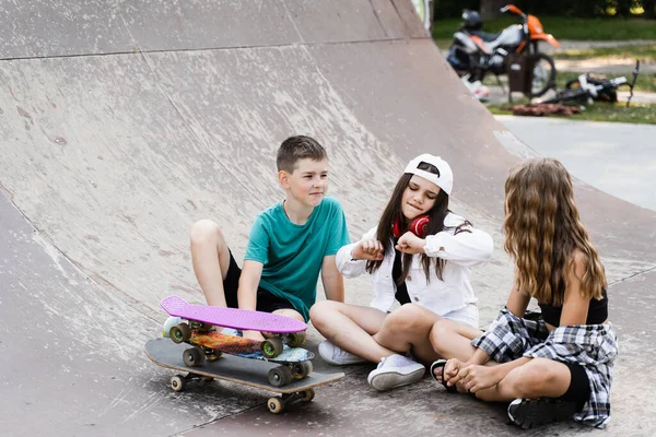 Kids Smile Laugh Have Fun Together Children Skateboard Penny Boards — Stok fotoğraf