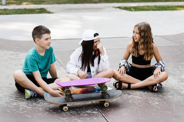 Kids Smile Laugh Have Fun Together Children Skateboard Penny Boards — Fotografia de Stock