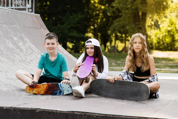 Kids Smile Laugh Have Fun Together Children Skateboard Penny Boards — Foto de Stock