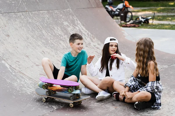 Kids Smile Laugh Have Fun Together Children Skateboard Penny Boards — Foto de Stock