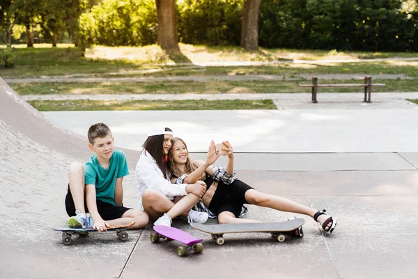 Children Skateboard Penny Boards Making Selfie Phone Sports Playground Children — Stok fotoğraf