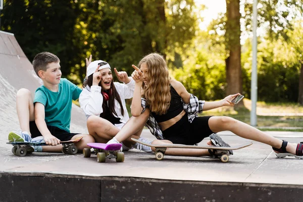 Kids Smile Laugh Making Selfie Phone Together Skateboard Penny Boards — Stok fotoğraf