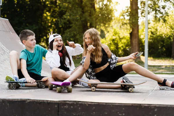 Kids Smile Laugh Making Selfie Phone Together Skateboard Penny Boards — Foto de Stock