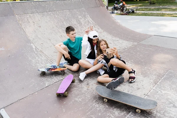 Kids Smile Laugh Making Selfie Phone Together Skateboard Penny Boards — Stockfoto