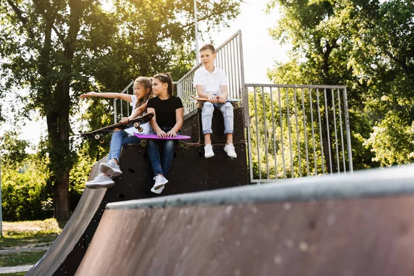 Sports Kids Skateboard Penny Boards Sitting Chatting Each Other Sports — Photo