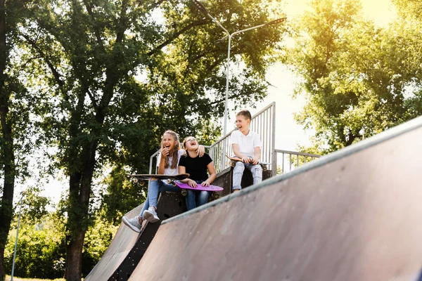 Sports Kids Skateboard Penny Boards Sitting Chatting Each Other Sports — Photo