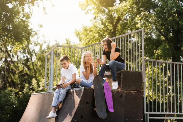 Phone Addicted Sports Children Skateboard Penny Boards Sitting Looking Smartphones — Fotografia de Stock