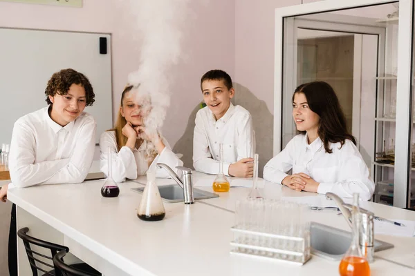 Volcano Experiment School Chemistry Teacher Shows Children Experiments Laboratory Education — Stock fotografie