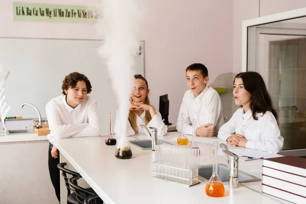 Volcano Experiment School Chemistry Teacher Shows Children Experiments Laboratory Education — Stock Fotó