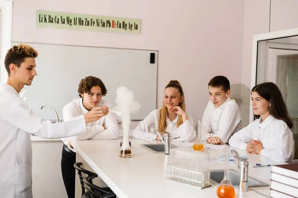 Volcano Experiment School Chemistry Teacher Shows Children Experiments Laboratory Education — Foto Stock