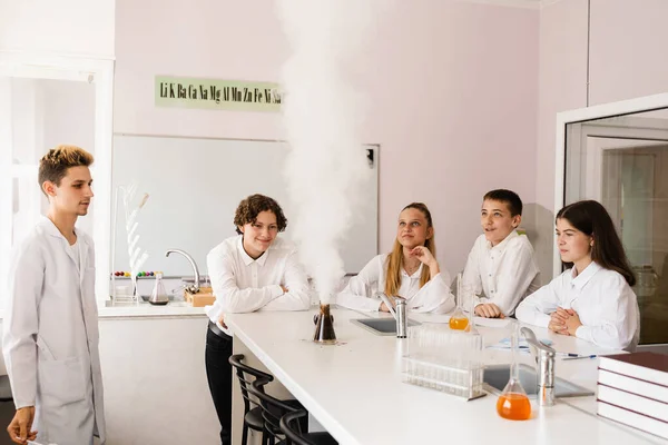 Volcano Experiment School Chemistry Teacher Shows Children Experiments Laboratory Education — Stock fotografie