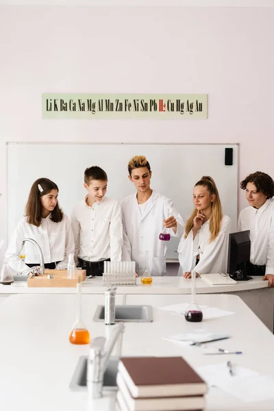 Profesor Química Escuela Muestra Frascos Niños Con Líquidos Para Experimentos —  Fotos de Stock