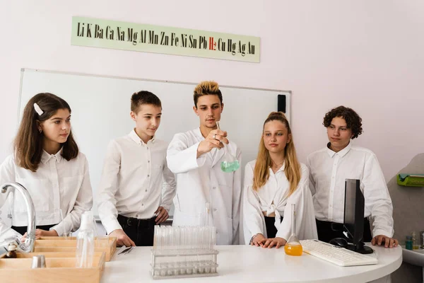 Insegnante Chimica Della Scuola Mostra Bambini Palloni Con Liquidi Esperimenti — Foto Stock