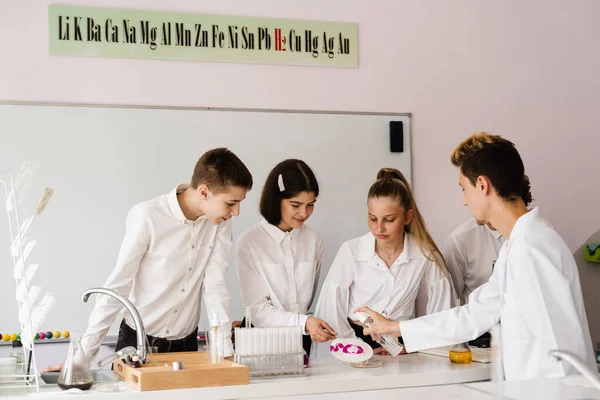 Education Chemical Experiments Chemistry Lesson School Children Classmates Making Experiments — Zdjęcie stockowe