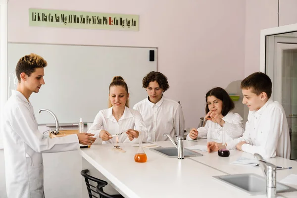 Vzdělání Chemické Experimenty Hodině Chemie Škole Děti Spolužáci Drží Zkumavky — Stock fotografie