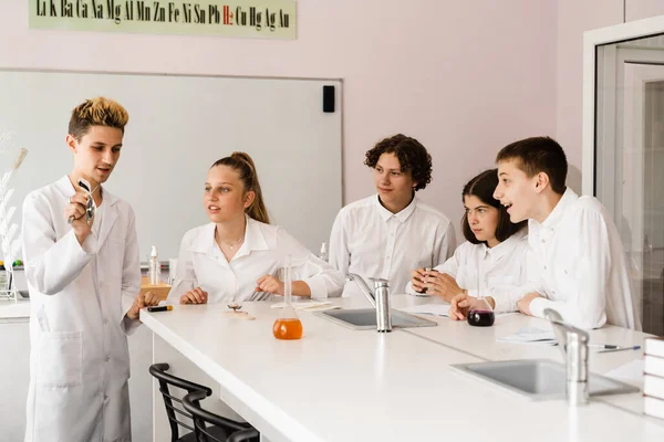 Education Chemical Experiments Chemistry Lesson School Children Classmates Hold Test —  Fotos de Stock