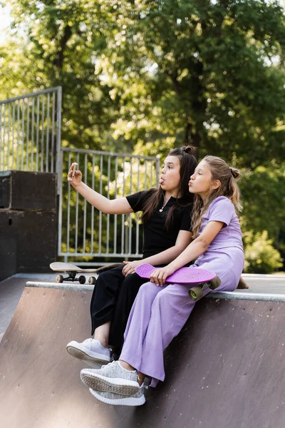 Phone Addicted Sports Children Skateboard Penny Boards Use Phones Making — Stockfoto