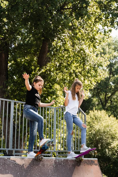 Children Friendship Girls Friends Ready Ride Penny Board Skateboard Park — Photo