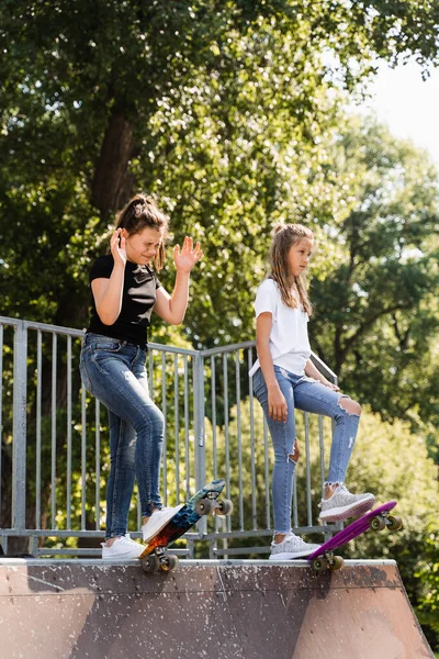 Children Friendship Girls Friends Ready Ride Penny Board Skateboard Park — Zdjęcie stockowe