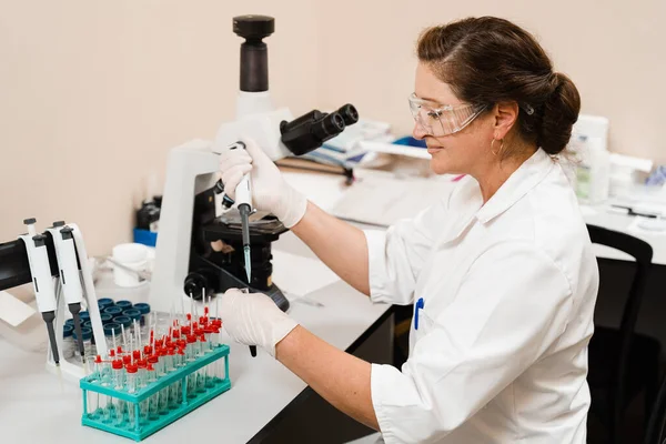 Asistente Laboratorio Con Microdosificador Laboratorio Haciendo Análisis Sangre Equipos Médicos —  Fotos de Stock