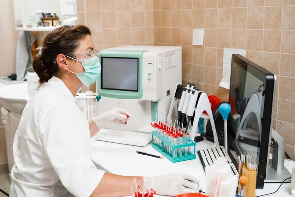 Laboratorní Asistent Pracuje Krevním Analyzátoru Provádí Hematologickou Analýzu Laboratoři Zdravotnické — Stock fotografie