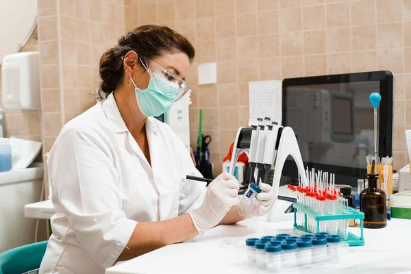 Asistente Laboratorio Sostiene Tubos Ensayo Para Análisis Ginecológico Citológico Mujer —  Fotos de Stock